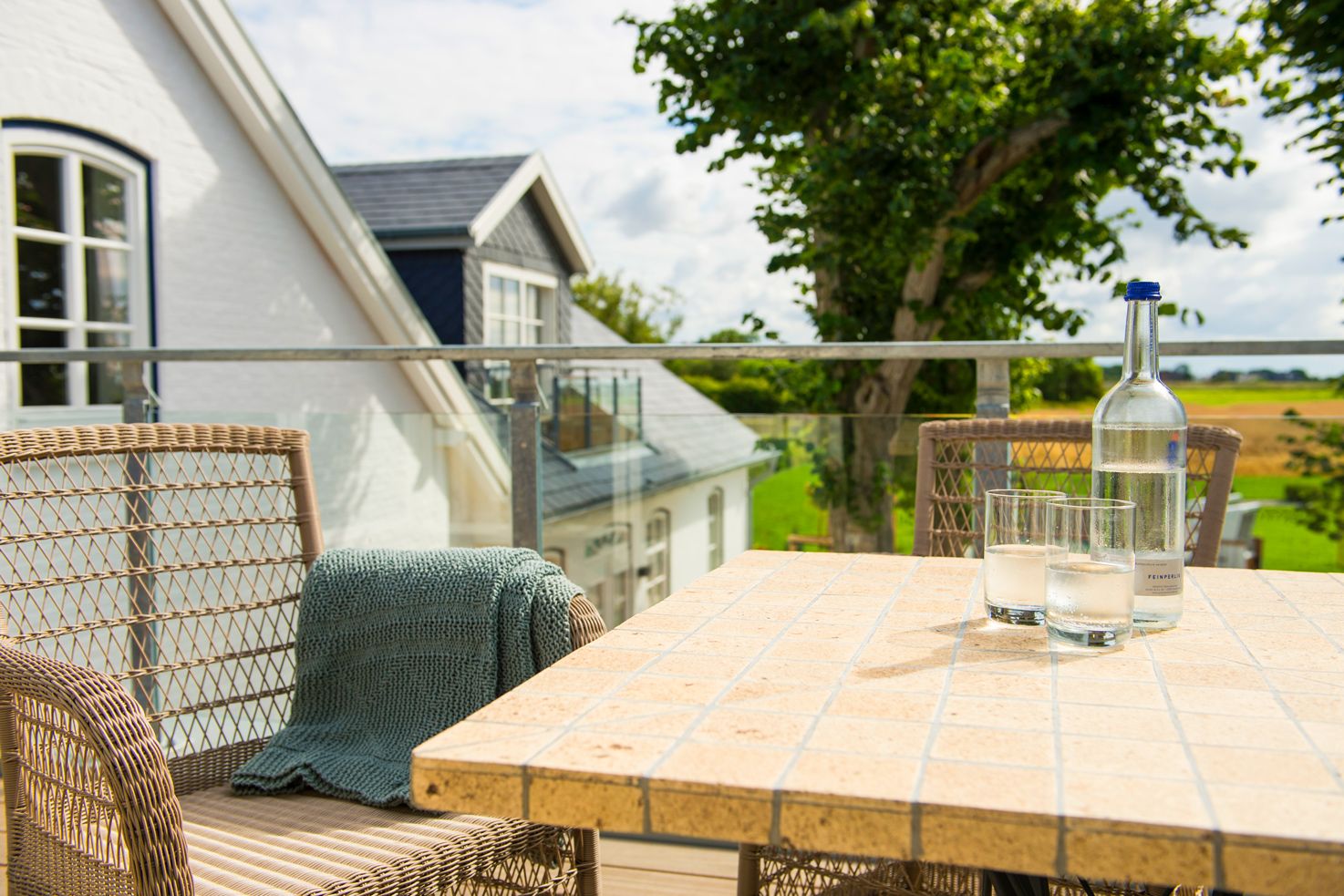 Tisch mit Flasche Wasser auf der Terrasse der Hof Suite im Hotel Hof Galerie