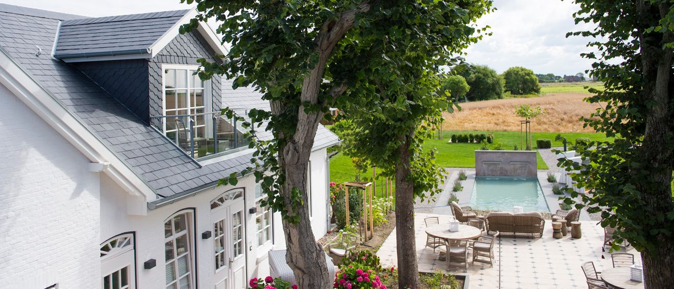 Grüner Garten Blick auf das edle Hotel Hotel Hof Galerie auf Sylt