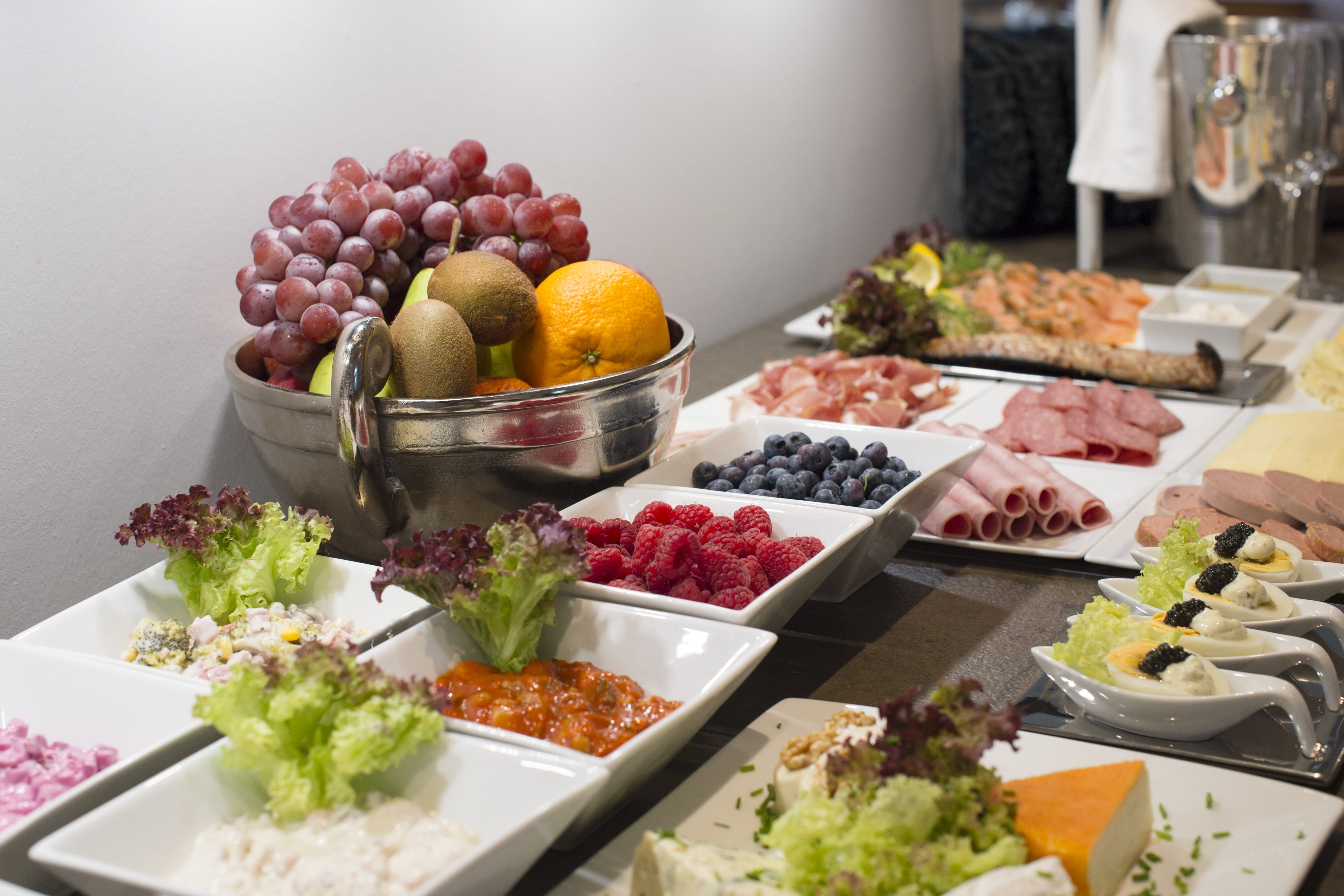 Reichhaltiges Frühstücksbuffet mit Obst, Gemüse, Wurst und Käse im Hotel Hof Galerie Sylt