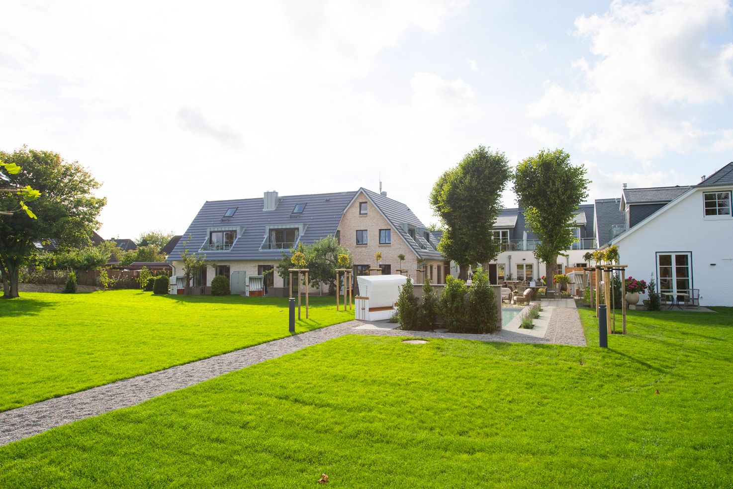 Grüner Garten mit Pool des Hotel Hotel Hof Galerie auf Sylt in Morsum