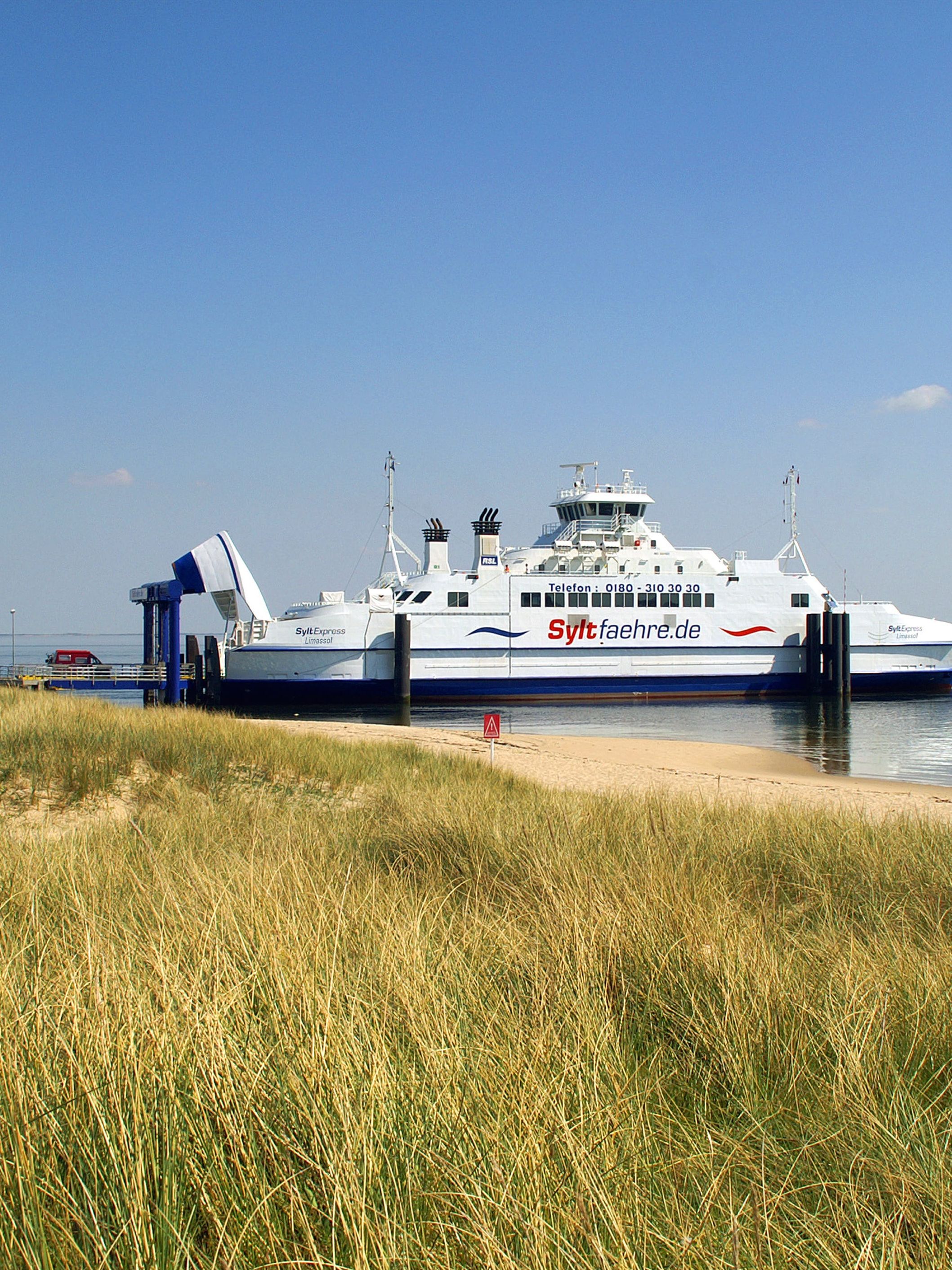 Eine Autofähre legt am Ufer von Sylt an. Copyright Syltfähre