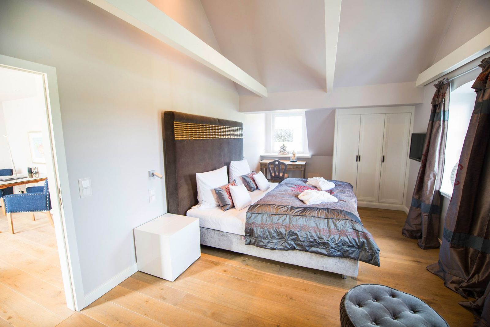 Großes Schlafzimmer mit Doppelbett in der Hof Suite im Hotel Hof Galerie
