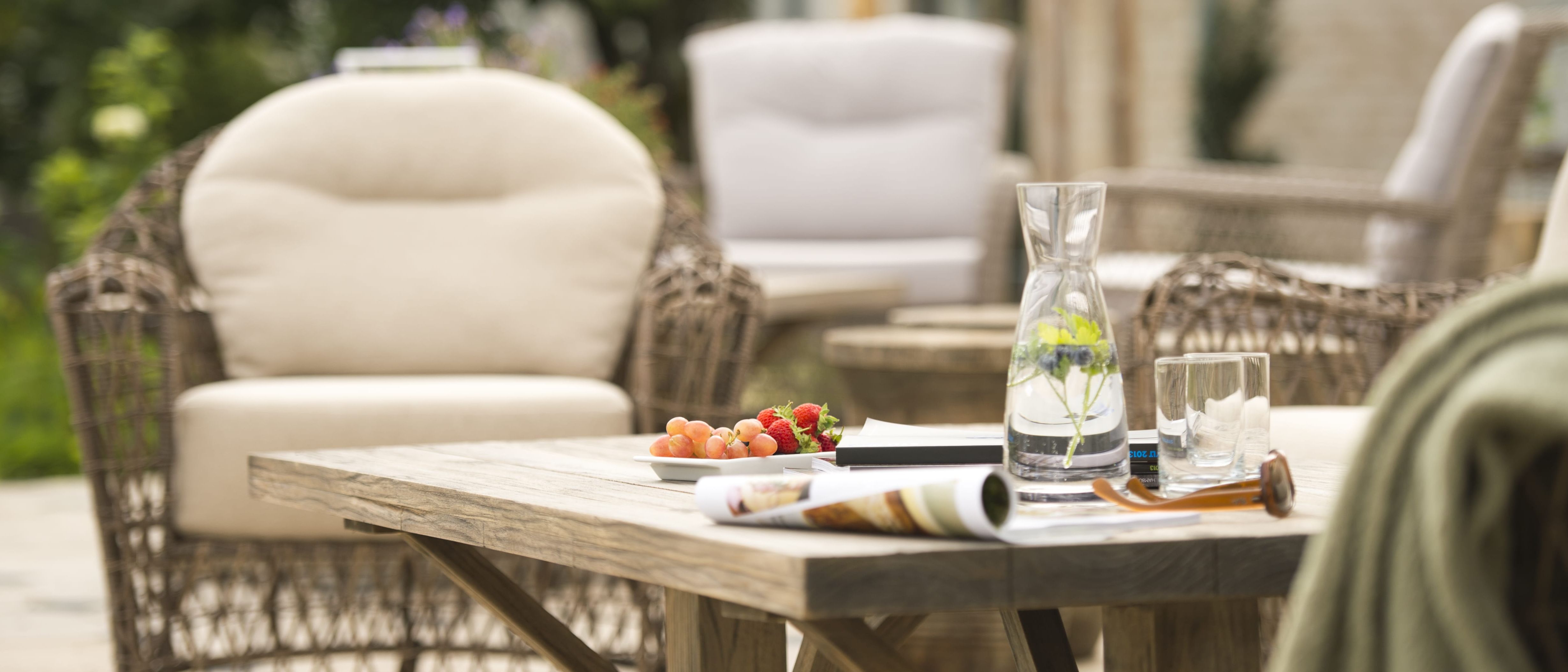 Terrasse mit Sesseln und Tischen im Hotel Hof Galerie Morsum auf Sylt