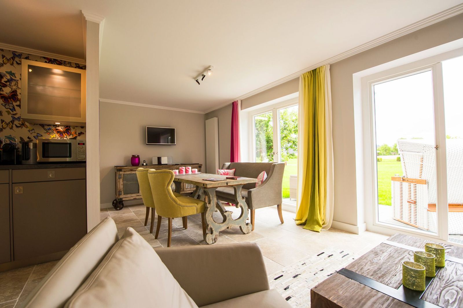 Wohnbereich in der Gartensuite Deluxe mit Zugang zur Terrasse mit eigenem Strandkorb