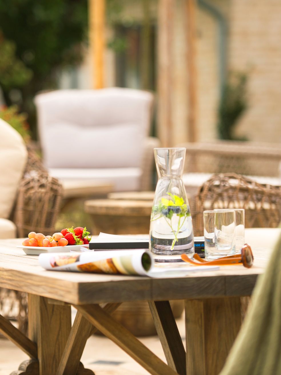 Gemütliche Terrasse mit Getränken auf Tisch im Hotel Hof Galerie Sylt