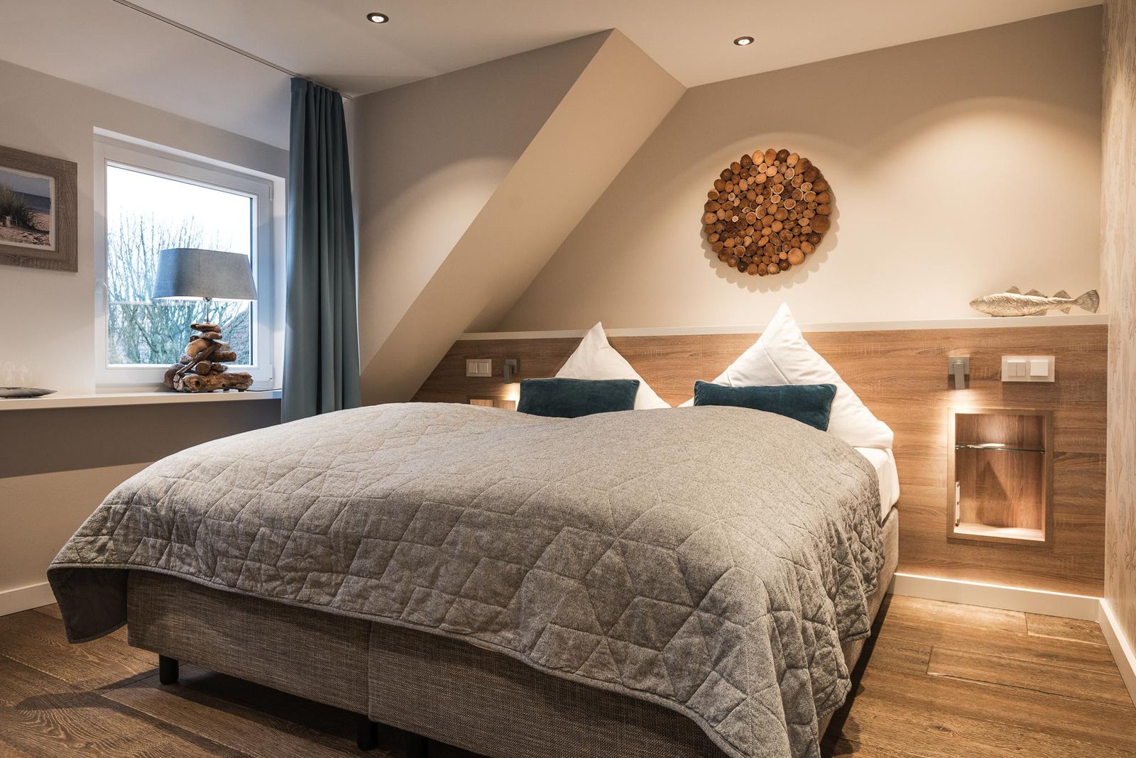 Doppelzimmer mit indirekter Beleuchtung und Bett im Hotel Landhaus Sylter Hahn in Westerland auf Sylt