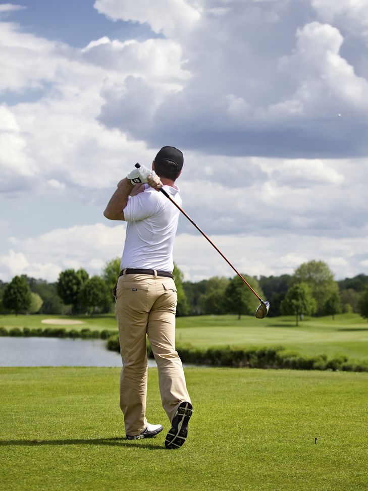 Foto zeigt einen Golfer beim Abschlag