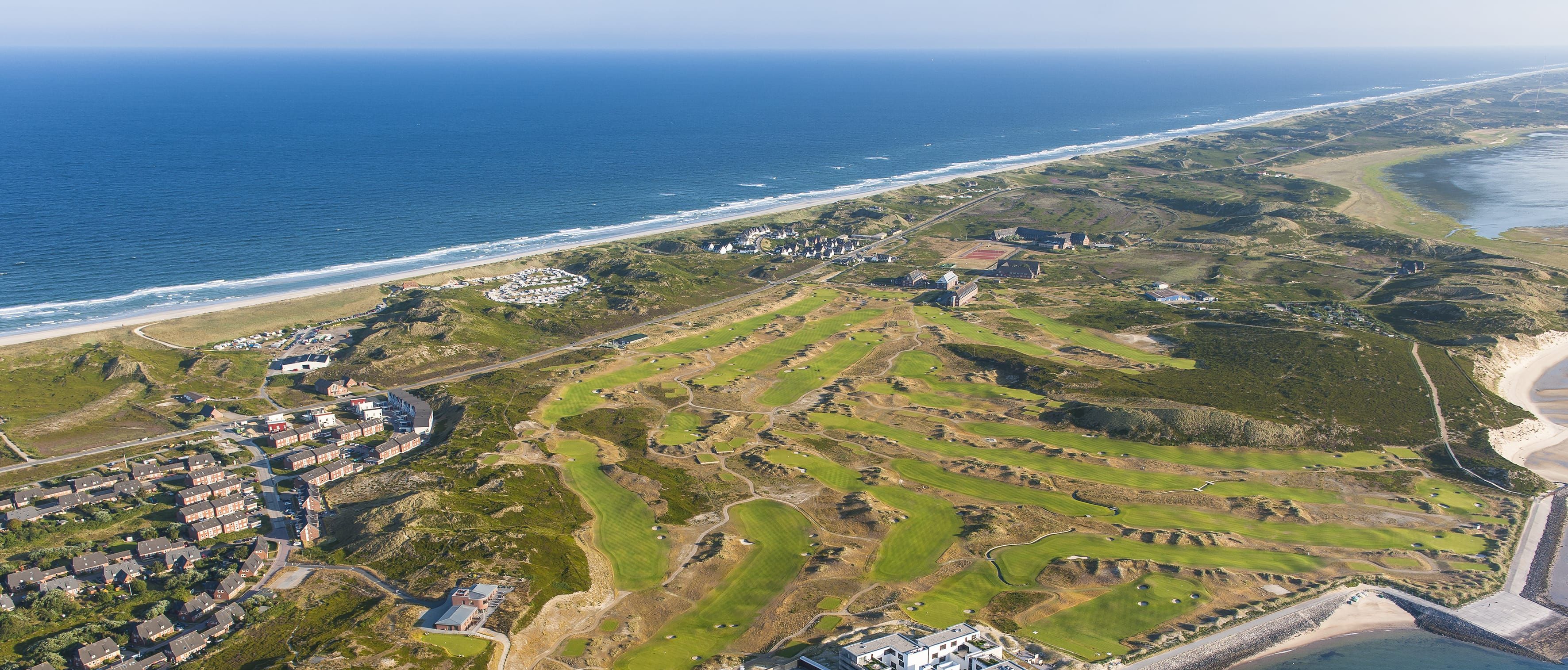 Luftaufnahme von einem Golfplatz am Meer auf Sylt