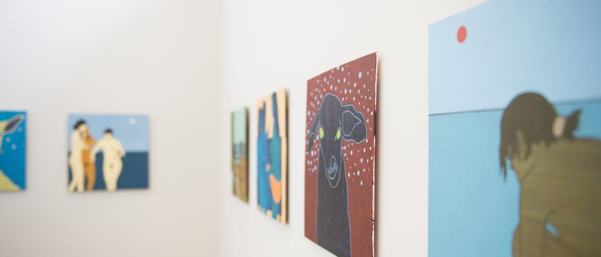 Gemälde, Bilder, Portraits an den Wänden im Hotel Hof Galerie in Morsum auf Sylt