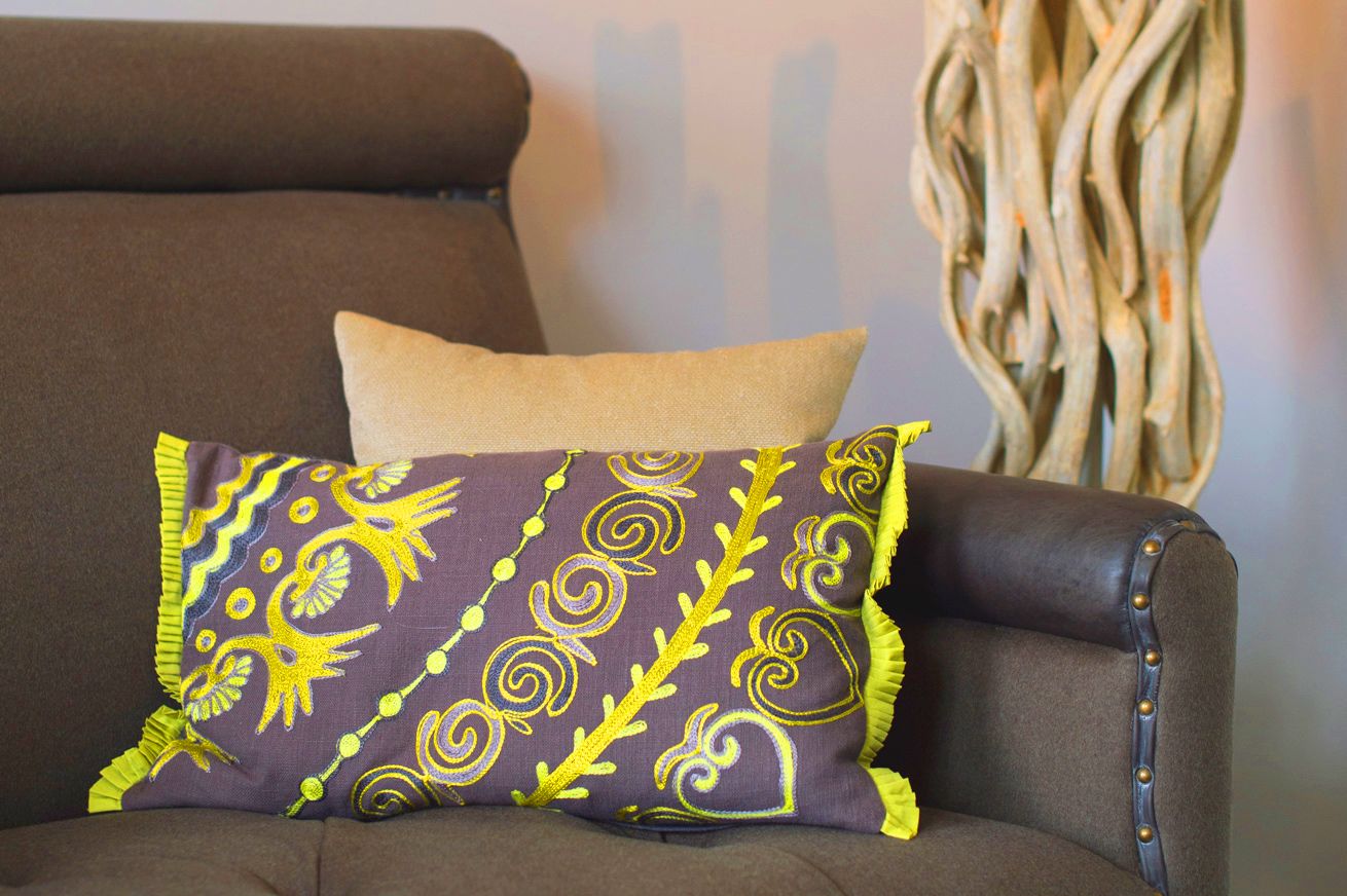 Wohnbereich mit Sofa und Kissen in der Galeriesuite Deluxe im Hotel Hof Galerie