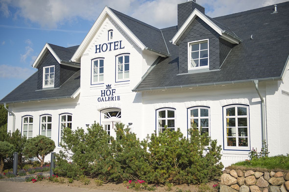 Blick von der Straße auf das Hotel Hof Galerie in Morsum auf Sylt