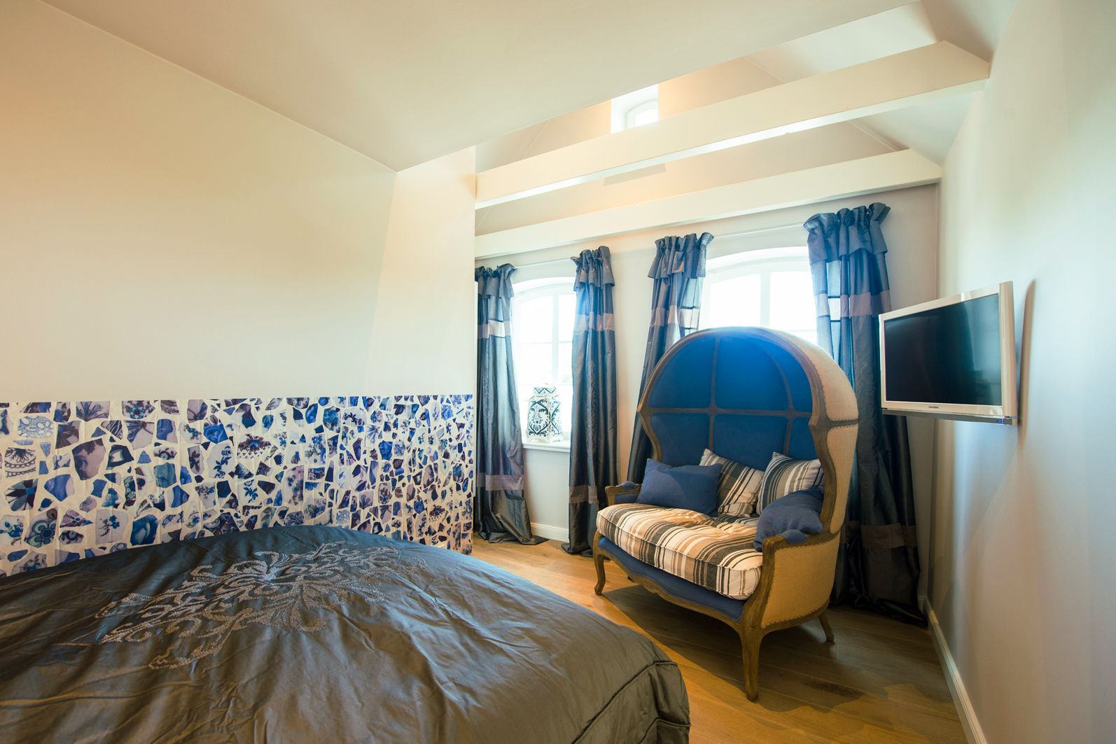Doppelbett mit Kuschelcouch in blau im in der Hof Suite im Hotel Hof Galerie