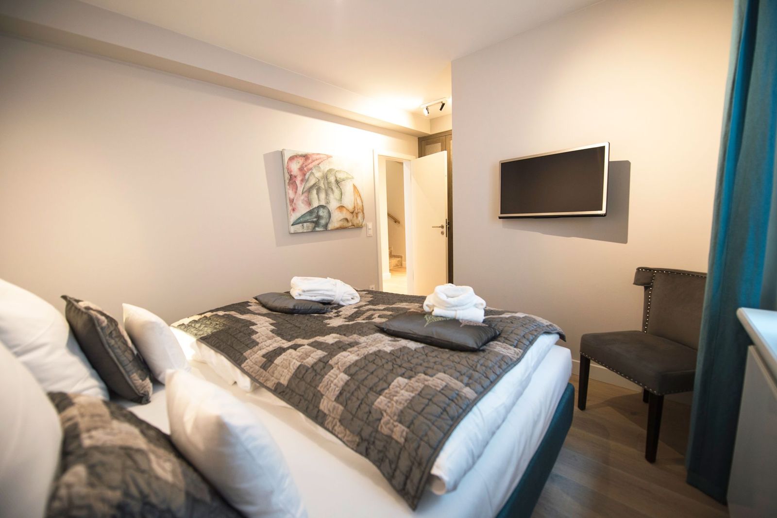 Galeriesuite deluxe Schlafzimmer mit großem Bett im Hotel Hof Galerie auf Sylt