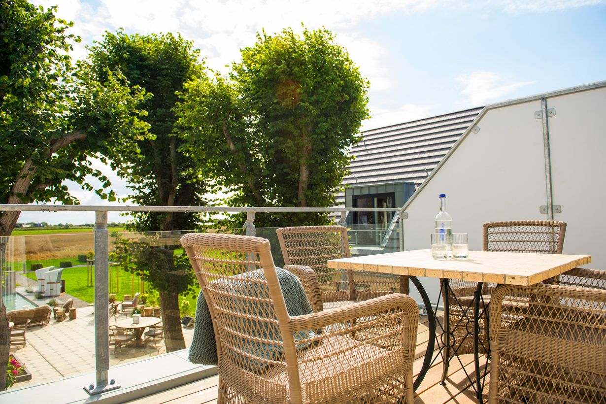 Eigene Terrasse mit Tisch in der Hof Suite im Hotel Hof Galerie