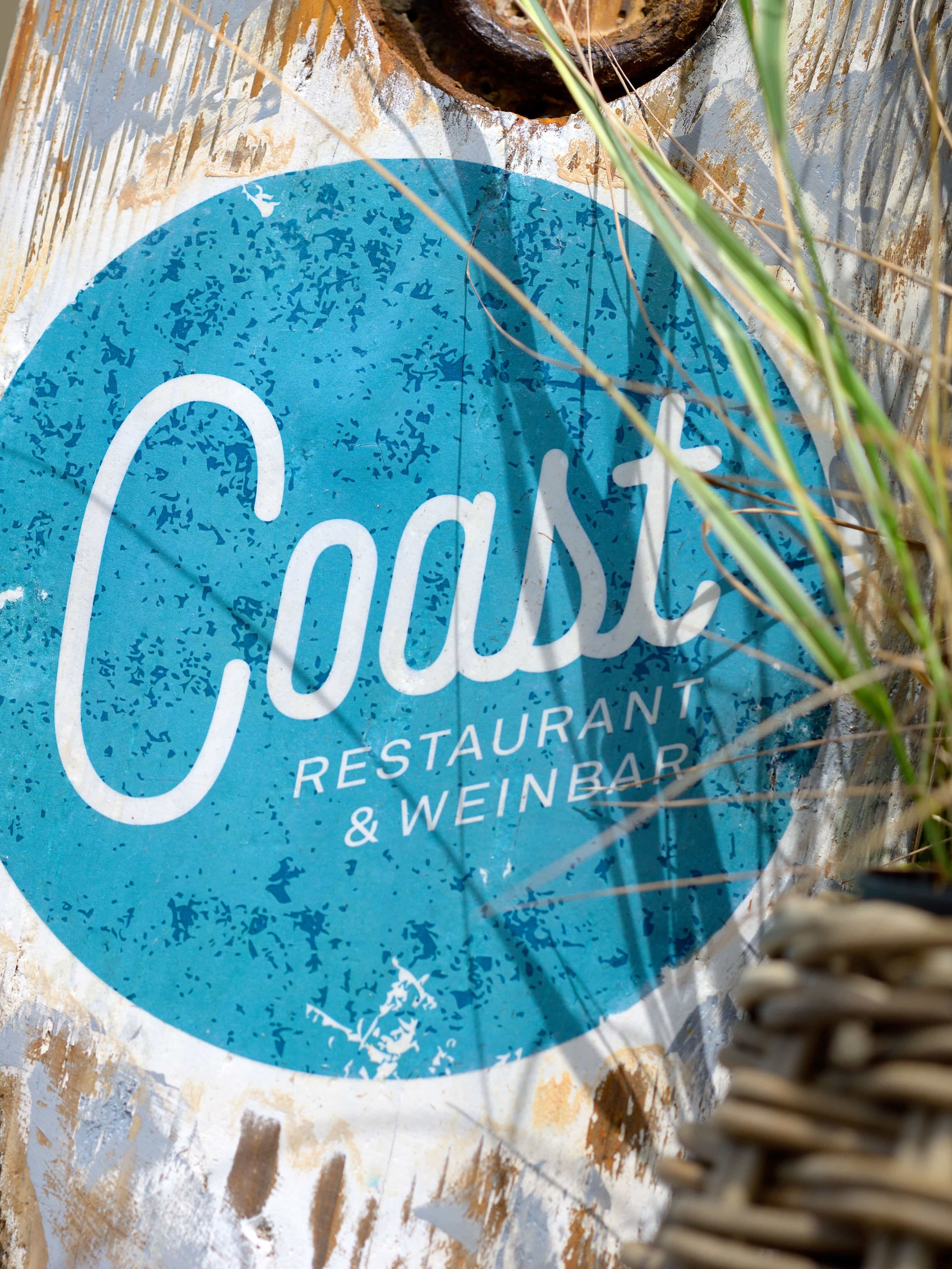 Logo vom Restaurant & Weinbar Coast in Rantum auf Sylt auf Holz