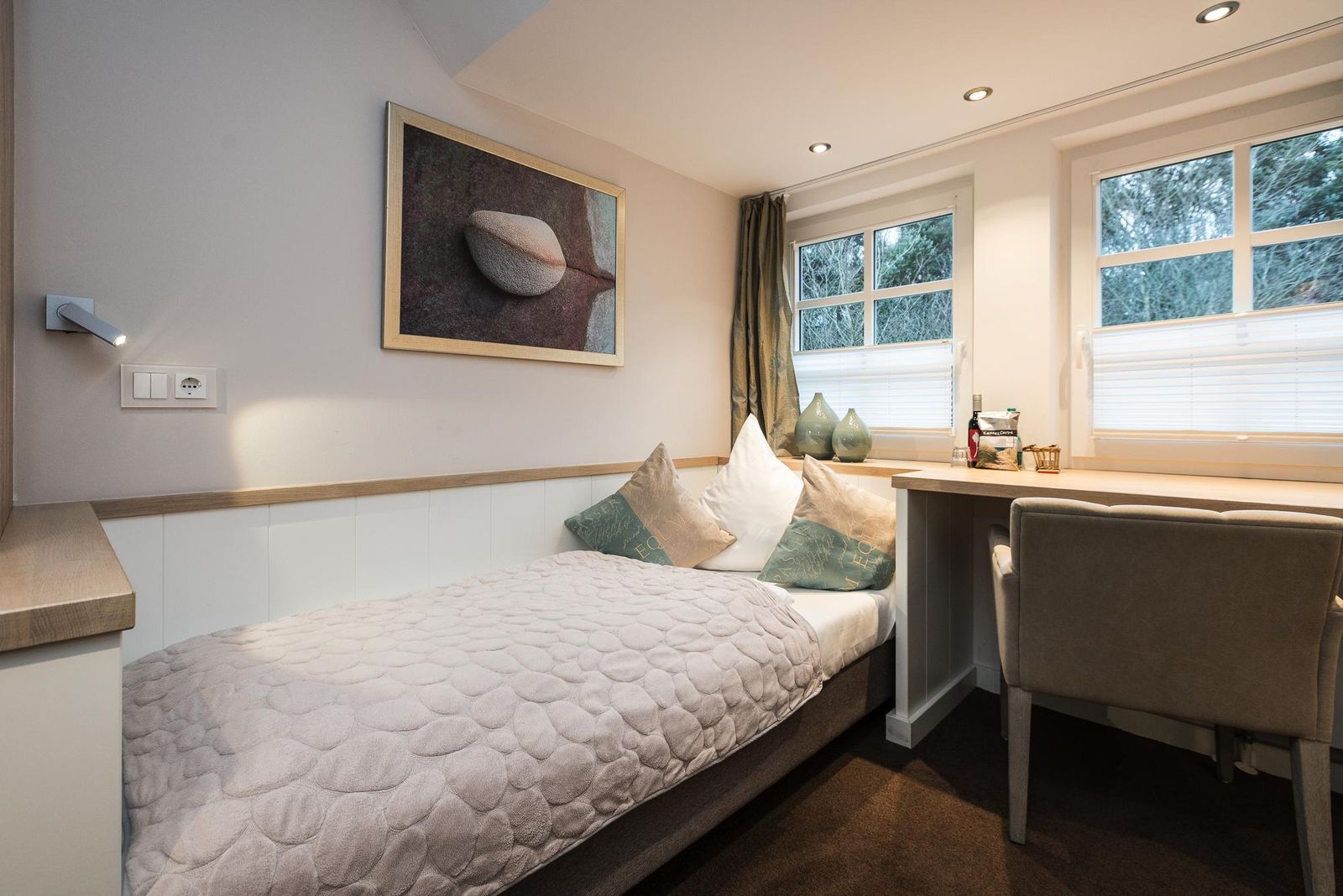 Einzelzimmer mit Bett und Schreibtisch Hotel Landhaus Sylter Hahn in Westerland auf Sylt