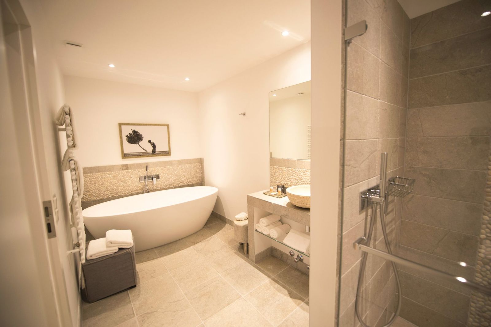 Badezimmer in der Suite Galeriesuite Deluxe im Hotel Hof Galerie auf Sylt