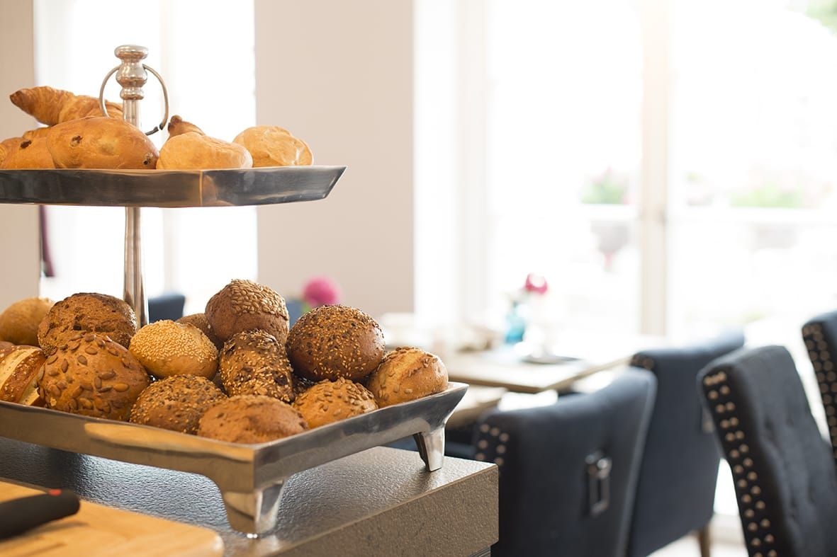 Frische Backwaren, Brötchen und Croissants beim Frühstück im Hotel Hof Galerie