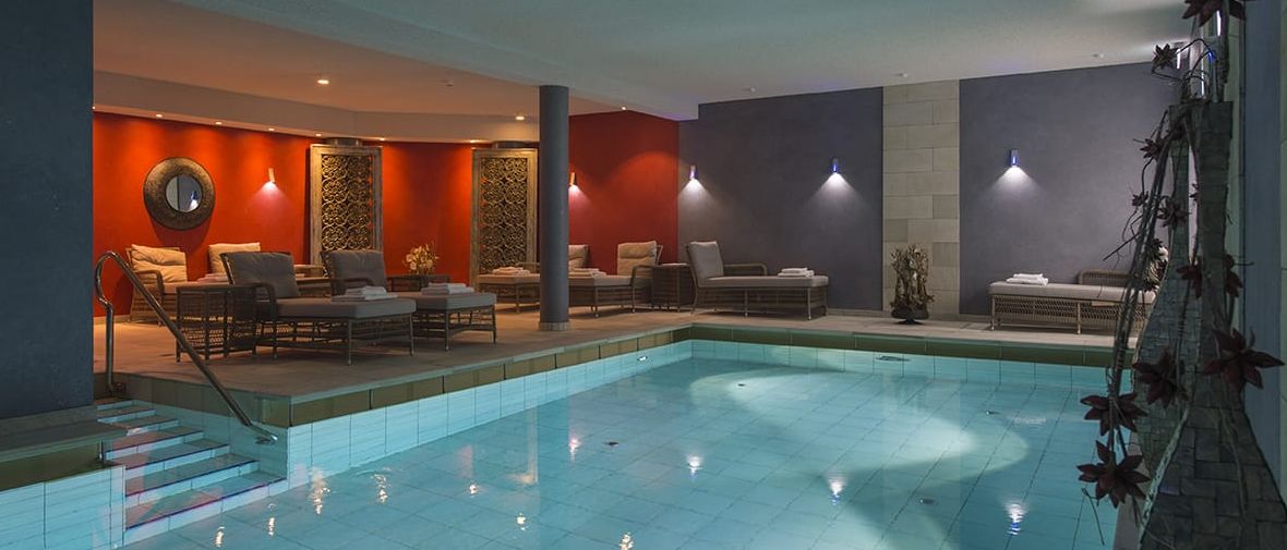 Wellnessbereich mit Schwimmbad und Ruheliegen im Hotel Hof Galerie Sylt
